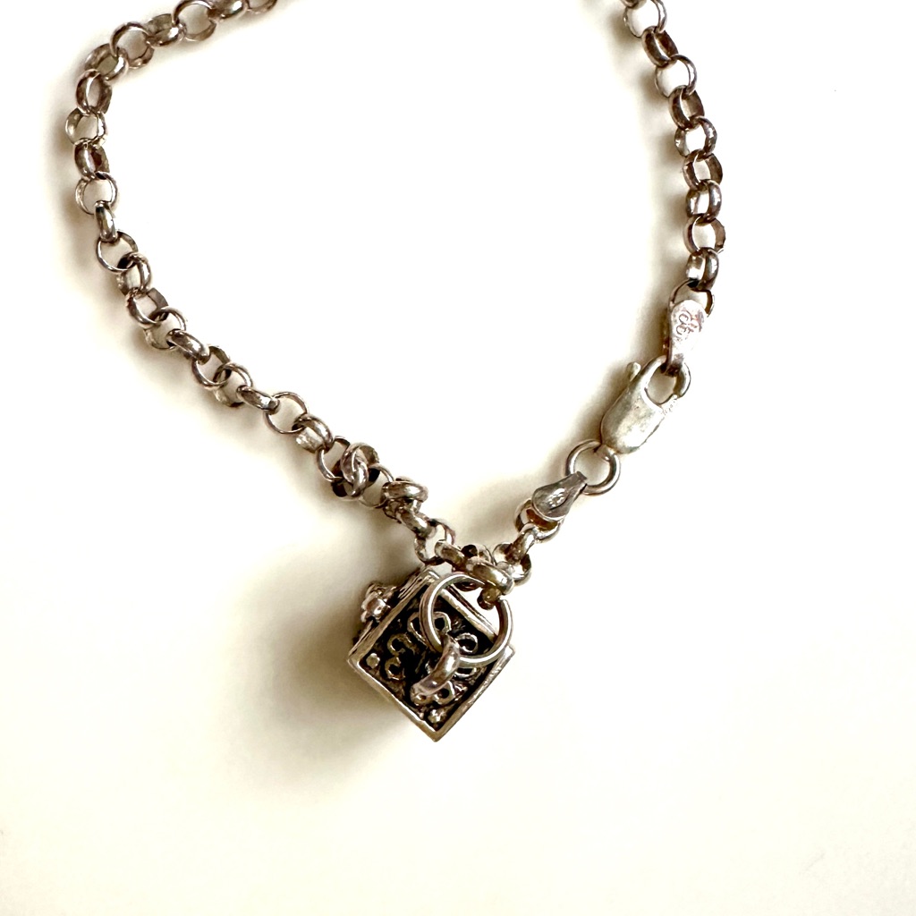 Sterling Chain Bracelet With Box That Opens Charm 28$